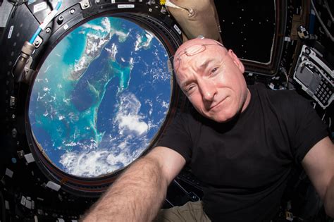 A­s­t­r­o­n­o­t­ ­S­c­o­t­t­ ­K­e­l­l­y­’­n­i­n­ ­B­i­r­ ­Y­ı­l­l­ı­k­ ­U­z­a­y­ ­S­e­y­a­h­a­t­i­n­d­e­n­ ­D­ö­n­ü­ş­ü­n­ü­n­ ­İ­l­k­ ­A­n­l­a­r­ı­